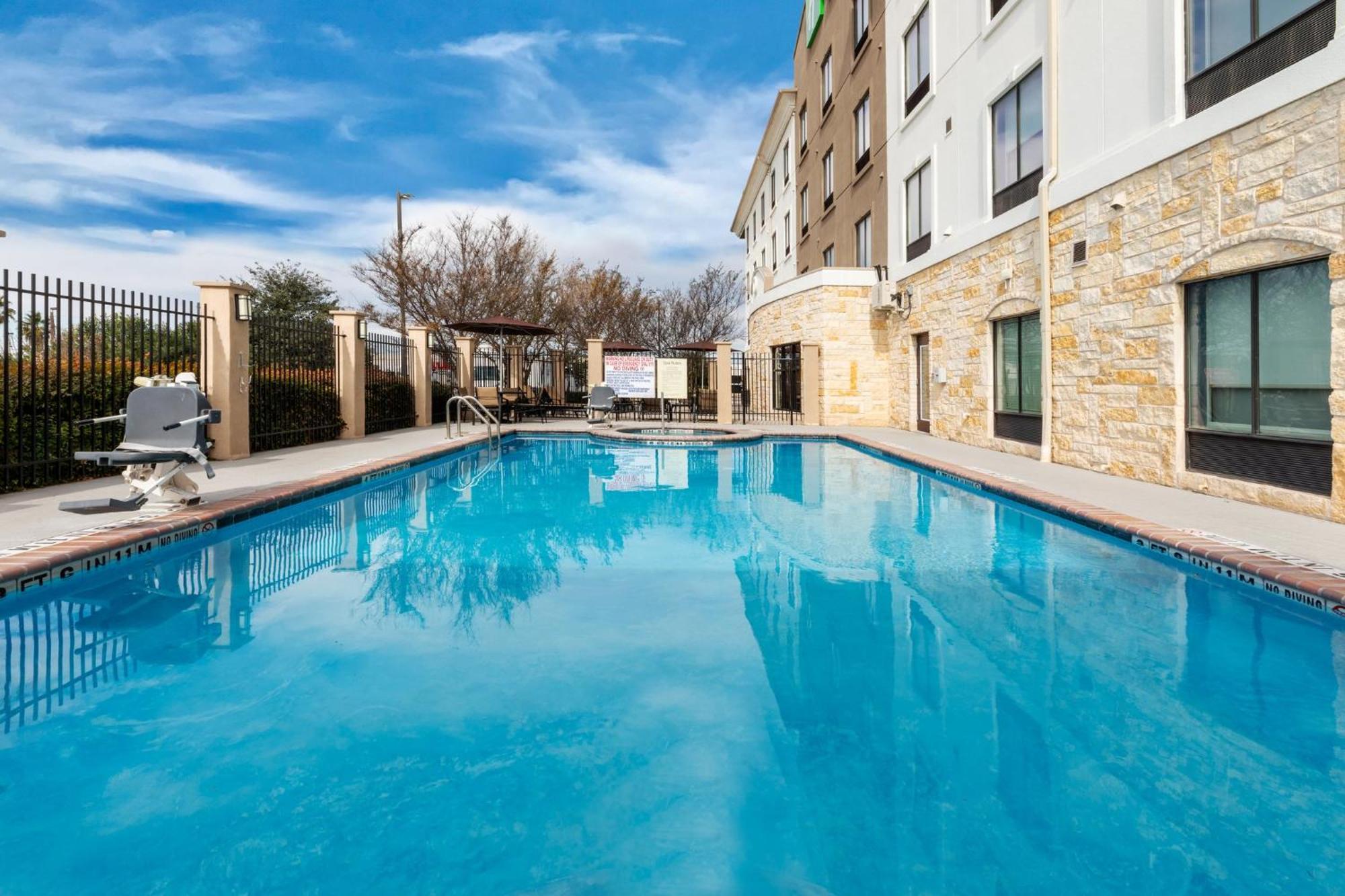 Holiday Inn Express & Suites Del Rio By Ihg Экстерьер фото